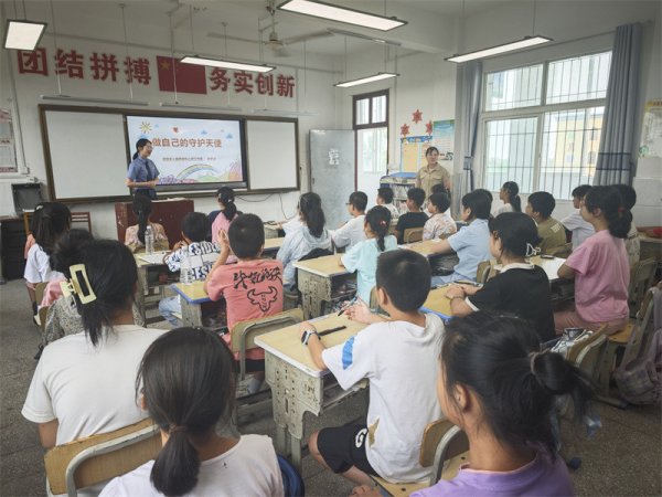 配资评测论坛 “心桥”连城乡 书声筑梦行